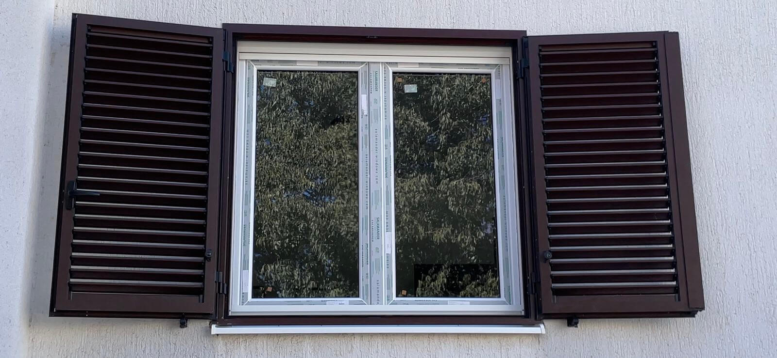Prozor s griljama i komarnikom