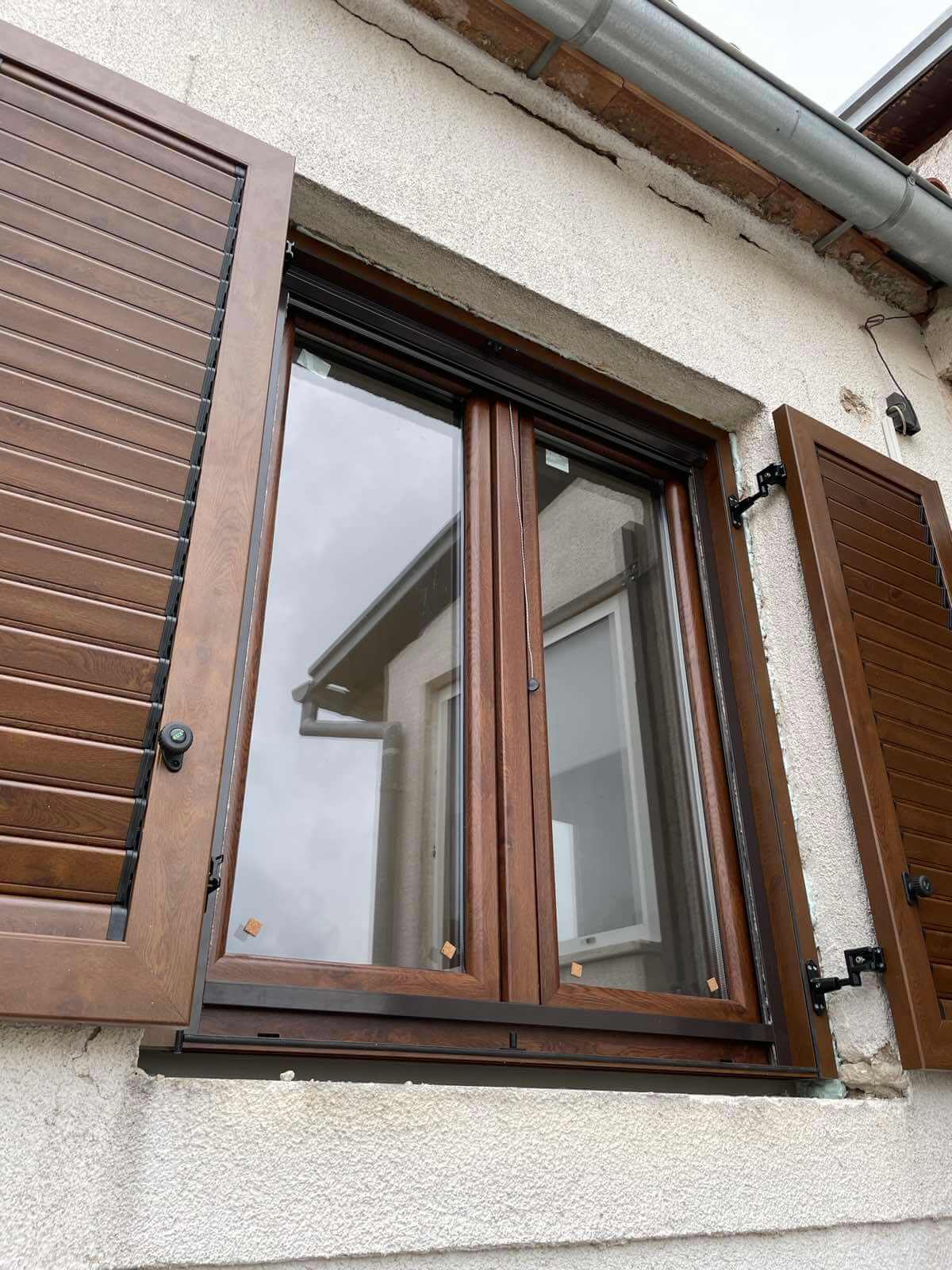 Prozor s griljom imitacija drva